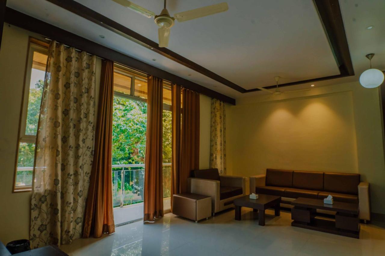 The Oak Woods Hotel มหาบาเลชวาร์ ภายนอก รูปภาพ