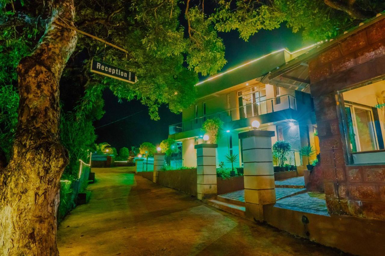 The Oak Woods Hotel มหาบาเลชวาร์ ภายนอก รูปภาพ
