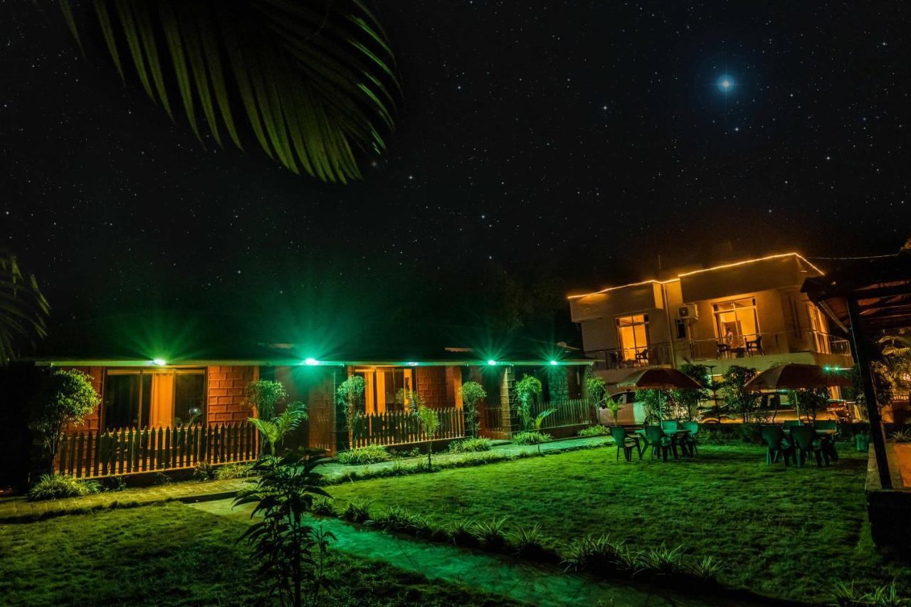 The Oak Woods Hotel มหาบาเลชวาร์ ภายนอก รูปภาพ
