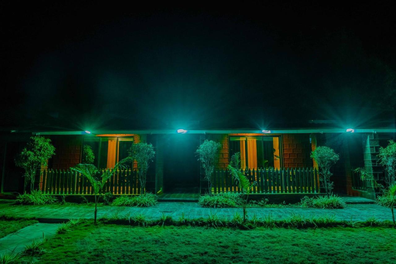 The Oak Woods Hotel มหาบาเลชวาร์ ภายนอก รูปภาพ