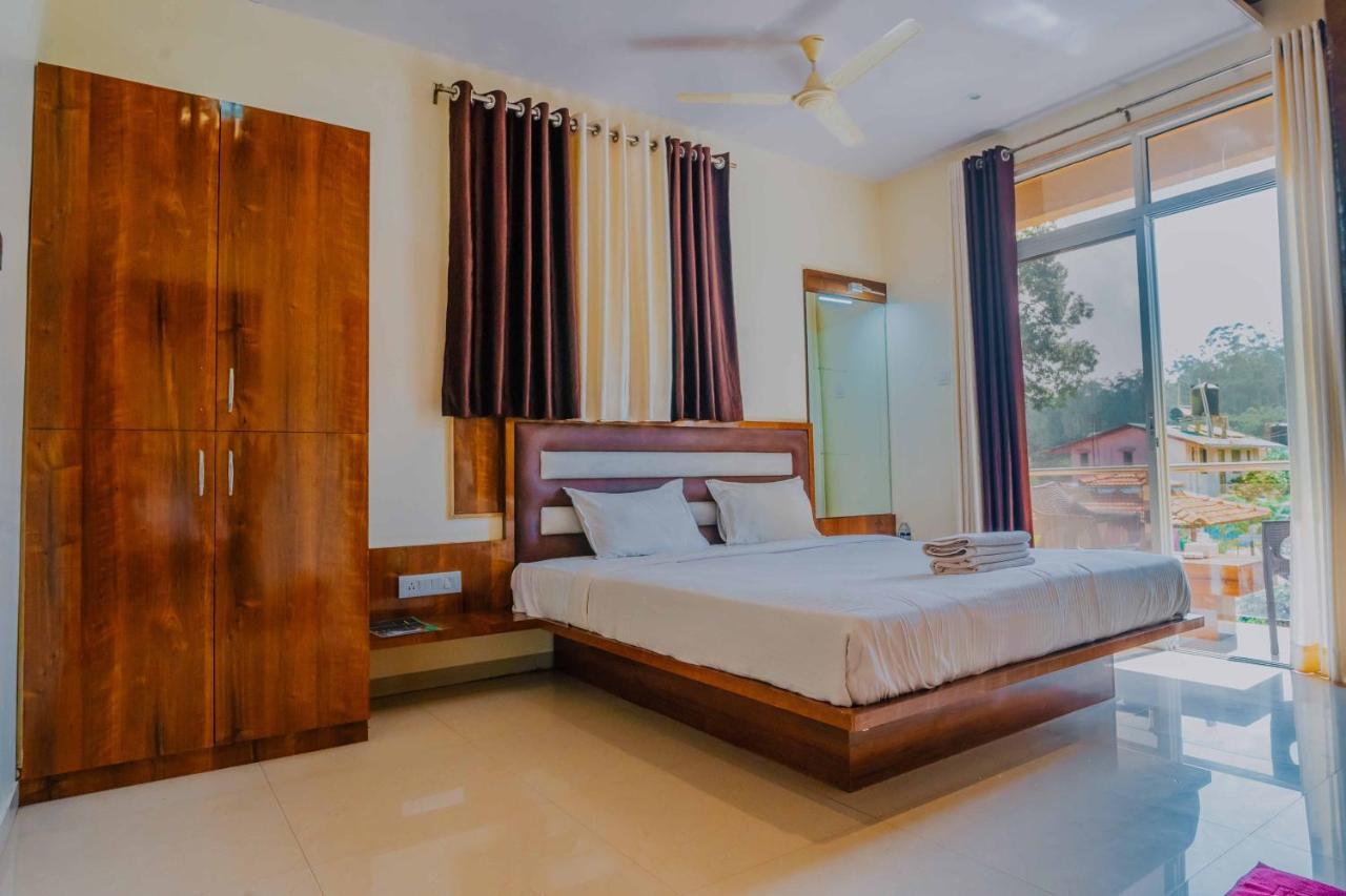 The Oak Woods Hotel มหาบาเลชวาร์ ภายนอก รูปภาพ