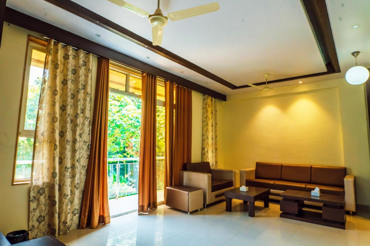 The Oak Woods Hotel มหาบาเลชวาร์ ภายนอก รูปภาพ