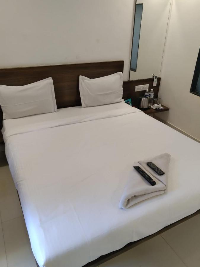 The Oak Woods Hotel มหาบาเลชวาร์ ภายนอก รูปภาพ